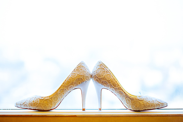 포토 JPG 해외이미지 백인 전통 드레스 여자 결혼 신발 2 바지 발 결혼식 남편 함께함 사랑 사람 정장 이벤트 사람없음 야외 검은색 회색 흰색 축하 아내 닫기 묘사 세피아 해외202008 해외포토 서양인 옷 감정 컬러 컨셉 모션 하의 촬영기법 신체부위 파일형식