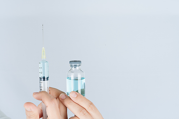 포토 JPG 해외이미지 손 주사기 들기 근접촬영 사람없음 신체부위 약 의사 흰배경 주사약 백신 코로나바이러스 해외202008 델타변이바이러스 해외포토 뷰포인트 백그라운드 의학 의료기기 모션 사람 의료진 흰색 바이러스 파일형식