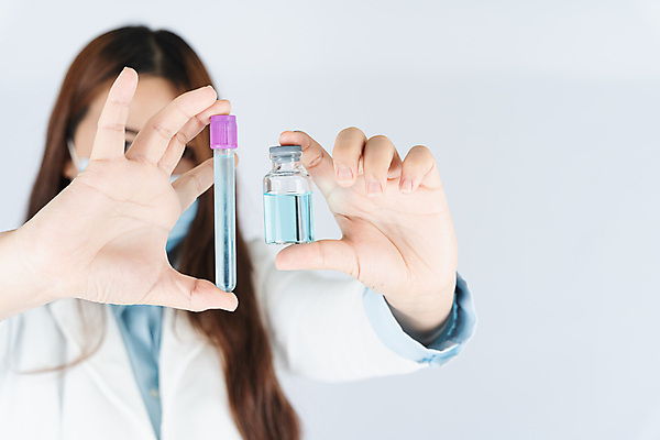 포토 JPG 해외이미지 여자 건강 한명 들기 상반신 성인 앞모습 약 의사 시험관 흰배경 주사약 백신 성인여자한명만 코로나바이러스 해외202008 델타변이바이러스 해외포토 1 뷰포인트 백그라운드 의학 모션 실험기구 사람 의료진 흰색 바이러스 여자한명만 성인여자만 파일형식