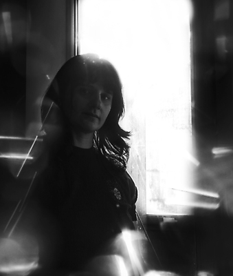 포토 JPG 해외이미지 백인 1 여자 감정 창문 갈색머리 한명 사람 성인 빛 검은색 흰색 해외202008 해외포토 서양인 헤어스타일 컬러 파일형식