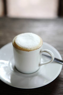 포토 JPG 해외이미지 실내 사람없음 아웃포커스 커피잔 컵받침 나무바닥 카푸치노 해외202008 해외포토 커피 잔 바닥 촬영기법 내부 받침대 파일형식