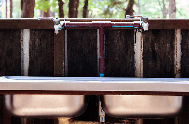 포토 JPG 해외이미지 손 디자인 백그라운드 자연 주택 사람없음 야외 목재 초록색 물 빛 환경 금속 주방 젖음 흐름 수확 물방울 액체 닫기 떨어짐 은색 순수 싱크대 수도꼭지 질감 내추럴 배관공 스테인레스 옛날 위생관리 철강 해외202008 해외포토 자연요소 나무 컬러 컨셉 농업 재료 모션 재질 관리 건물 신체부위 개수대 생태계 파일형식