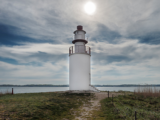 포토 JPG 해외이미지 구름 바다 여행 자연 하늘 거리 등대 안테나 덴마크 안전 풍경 사람없음 빨간색 물 여름 파란색 빛 흰색 위험 5월 박물관 옛날 해외202008 해외포토 자연요소 계절 컬러 컨셉 통신 북유럽 날짜 생태계 파일형식