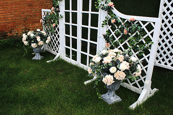 포토 JPG 해외이미지 남자 꽃 딸 리본 꽃다발 결혼 백그라운드 꽃무늬 의자 결혼식 남편 기념 함께함 인종 정장 이벤트 사람없음 야외 장식 가로 장미 파티 낭만 터치 흰색 축하 기다림 아빠 고급 우아함 결합 구슬 통로 아치 약혼 설정 세련 해외202008 해외포토 식물 옷 컬러 가구 컨셉 무늬 가족 모션 사람 약속 파일형식