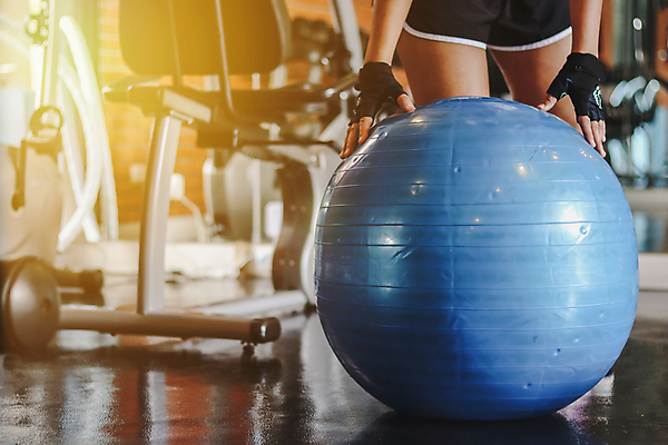 포토 JPG 해외이미지 백인 라이프스타일 여자 행복 스포츠 백그라운드 신체 공 실내 건강 한명 사람 성인 파란색 운동복 운동 힘 아령 방 장비 에너지 몸무게 연습 체육관 언론 돌봄 리프팅 해외202008 해외포토 서양인 1 옷 감정 컬러 모션 내부 생활 파일형식