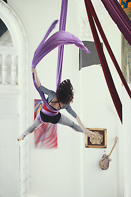 포토 JPG 해외이미지 직업 옷 여자 스포츠 신체 실내 안테나 매달리기 건강 미술 사람없음 공중 운동 스트레칭 힘 연주자 장비 춤 우아함 서커스 실크 유연 연습 체조 곡예사 해외202008 해외포토 컨셉 통신 모션 문화예술 사람 내부 음악가 직물 파일형식