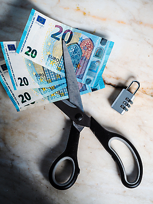 포토 JPG 해외이미지 손 유럽 장갑 돈 손가락 독일 건강 가면 사람없음 금융 경제 파란색 달러 동전 미국 이탈리아 금지 유로 프랑스 시장 질병 자르기 잠금 대출 빚 라텍스 예산 우울증 위기 유럽연합 자금 제어 유대감 해외202008 해외포토 잡화 나라 컬러 북아메리카 의학 모션 신체부위 재산 보안 파일형식