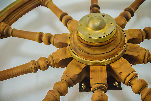 포토 JPG 해외이미지 바다 지도 요트 항해 손잡이 사람없음 목재 갈색 손상 장비 운전 수확 골동품 바퀴 원형 보트 클래식 크루즈 방향 복고 해군 선원 해적 네비게이션 명령 구식 옛날 제어 해외202008 해외포토 도형 나무 컬러 컨셉 농업 배_교통 재료 모션 군대 도둑 파일형식