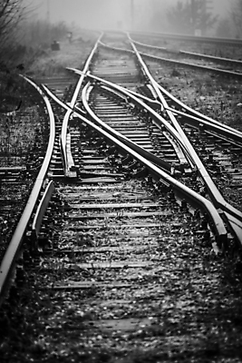 포토 JPG 해외이미지 선 교통수단 여행 교통시설 날씨 흑백 사람없음 안개 접속 트랙 스위치 방법 뿌연 선로 강조 해외202008 해외포토 교통 촬영기법 시설 파일형식