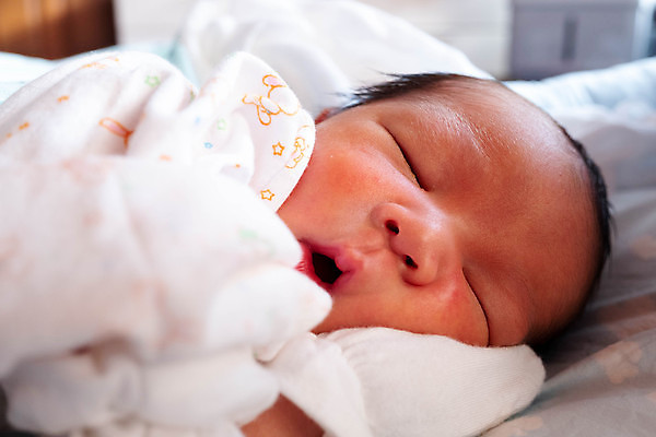 포토 JPG 해외이미지 손 행복 얼굴 어린이 가족 엄마 새로움 따뜻함 건강 병원 한명 사람 소년 임산부 놀이방 성장 흰색 침대 아기 신생아 잠 출산 작음 담요 결백 돌봄 천진난만 안락 해외202008 해외포토 1 남자 감정 컬러 가구 컨셉 의학 관계 모션 신체부위 임신 크기 파일형식