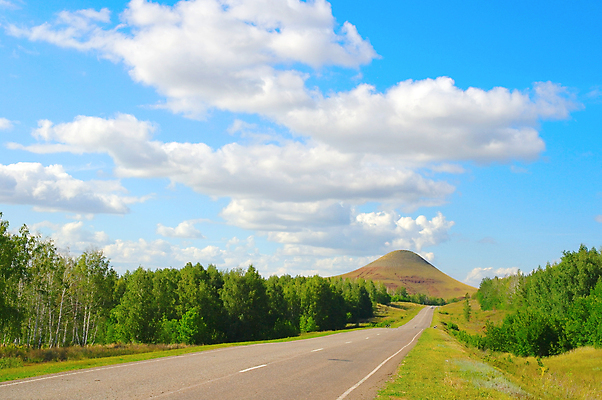 포토 JPG 해외이미지 나무 구름 도로 길 선 여행 교통시설 자연 하늘 산 풍경 사람없음 야외 초록색 여름 파란색 태양 고속도로 고독 숲 큼 아스팔트 땅 언덕 싱글 장면 절정 해외202008 해외포토 자연요소 식물 계절 감정 컬러 교통 크기 시설 생태계 파일형식
