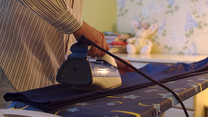 포토 JPG 해외이미지 백인 라이프스타일 옷 남자 가사 바지 가정 아침 주택 실내 관리 사람 정장 성인 사람없음 내부 일상 방 장비 작업 뜨거움 닫기 철 해외202008 해외포토 주간 서양인 모션 하의 건물 라이프 생활 파일형식