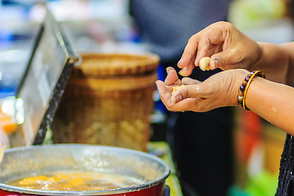 포토 JPG 해외이미지 전통 라이프스타일 음식 줄기 재료 태국 디저트 육류 요리 여러명 사람없음 시골 달콤 혼합 설탕 밀가루 소금 부드러움 시럽 길거리음식 맛있는 해외202008 해외포토 식물 아시아 다수 식재료 사람 생활 감각 맛 가루 파일형식