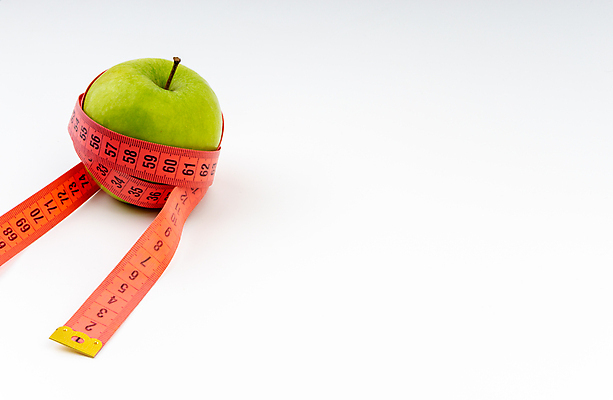 포토 JPG 해외이미지 라이프스타일 리본 음식 백그라운드 컨셉 다이어트 과일 포장 성공 자 건강 사람없음 빨간색 숫자 노란색 에너지 흰색 신선 사과 몸무게 먹기 심볼 측정 유기농 테이프 칼로리 비타민 계량기 내추럴 고립 분실 얇은 스타일 자극 해외202008 해외포토 문자 웰빙 컬러 모션 문구용품 생활 영양소 파일형식