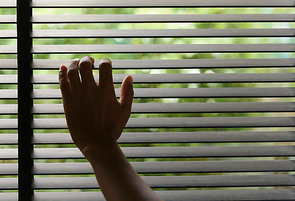 포토 JPG 해외이미지 손 응시 여자 선 백그라운드 패턴 창문 손가락 주택 실내 사람 사람없음 내부 가로 빛 금속 검은색 희망 줄무늬 펼침 커튼 오픈 바이러스 비밀 엿보기 손목시계 호기심 베네치아 숨김 사생활 스파이 시각장애인 해외202008 해외포토 시선 감정 시계 컬러 컨셉 무늬 장신구 모션 재질 건물 신체부위 이탈리아 장애인 파일형식