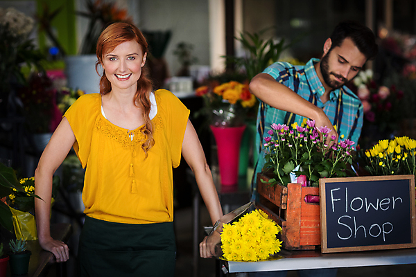 포토 JPG 해외이미지 백인 여자 남자 꽃 실내 서기 20대 성인 두명 30대 꽃집 성인만 해외202008 해외포토 서양인 식물 모션 사람 청년 내부 장년 상점 파일형식