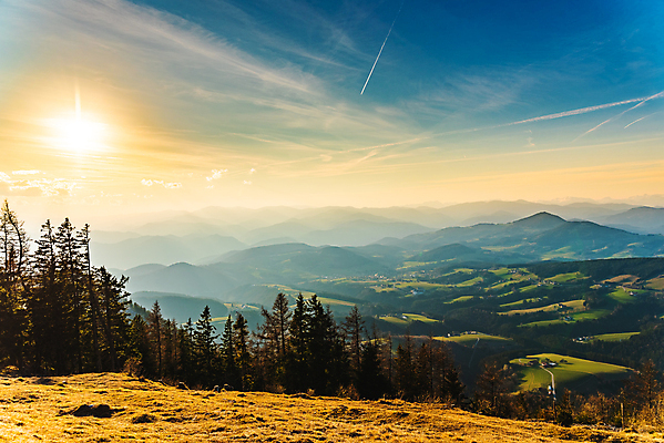 포토 JPG 해외이미지 나무 계절 유럽 여행 백그라운드 겨울 자연 하늘 휴가 산 파노라마 풍경 초원 사람없음 야외 파란색 햇빛 태양 노란색 환경 계곡 황혼 일몰 봄 새벽 안개 농촌 시골 소나무 점 오스트리아 숲 언덕 산봉우리 산맥 해외202008 해외포토 자연요소 식물 나라 컬러 날씨 촬영기법 빛 노을 생태계 봉우리 파일형식