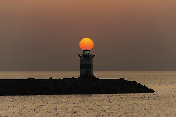 포토 JPG 해외이미지 구름 실루엣 파도 바다 섬 여행 오렌지 자연 하늘 등대 풍경 사람없음 빨간색 물 여름 파란색 빛 태양 반사 일출 황혼 일몰 새벽 만 저녁 수평선 해외202008 해외포토 자연요소 계절 컬러 과일 촬영기법 노을 야간 생태계 파일형식