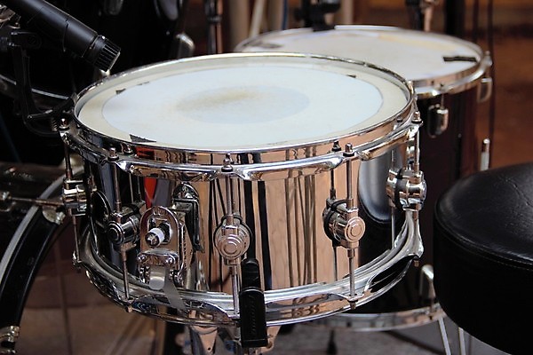 포토 JPG 해외이미지 직업 접시 음악 백그라운드 놀이 타악기 사람없음 목재 빛 세트 금속 검은색 어둠 소리 콘서트 공연 음악가 장비 무대 흰색 기구 악단 막대기 은색 오브젝트 드럼 롤 오디오 재즈 조립 고립 드러머 드럼스틱 리듬 뮤지컬 베이스 팝 해외202008 해외포토 나무 식기 악기 컬러 재료 재질 현악기 문화예술 이벤트 전자제품 파일형식