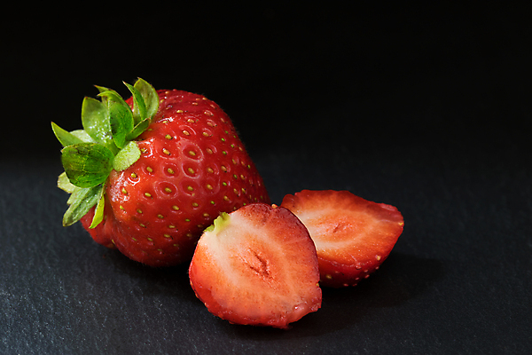 포토 JPG 해외이미지 딸기 검은배경 근접촬영 사람없음 슬라이스 해외202008 해외포토 뷰포인트 백그라운드 과일 검은색 파일형식