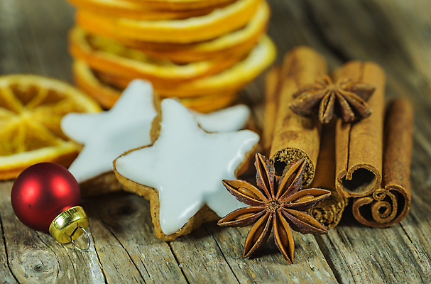 포토 JPG 해외이미지 계절 별 음식 크리스마스 겨울 재료 공 탁자 휴가 디저트 사탕 사람없음 목재 장식 빨간색 쿠키 케이크 얼음 침묵 장식볼 축하 신용카드 달콤 맛 12월 설탕 굽기 아로마 향 성분 구성 시나몬 페스츄리 핸드메이드 맛있는 해외202008 해외포토 자연요소 나무 기념일 빵 컬러 가구 컨셉 금융 소리 날짜 구이 파일형식