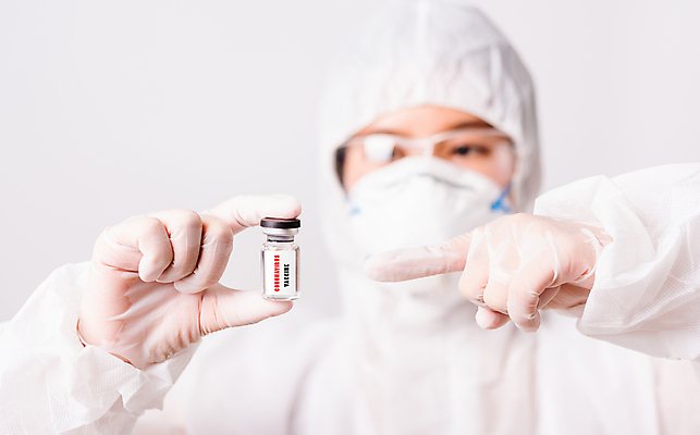 포토 JPG 해외이미지 손 고글 한명 들기 사람 동양인 상반신 앞모습 간호사 의사 가리킴 잡기 흰배경 주사약 백신 성인여자한명만 코로나바이러스 방호복 해외202008 델타변이바이러스 해외포토 1 옷 뷰포인트 백그라운드 의학 모션 인종 손짓 신체부위 약 의료진 흰색 바이러스 여자한명만 성인여자만 파일형식