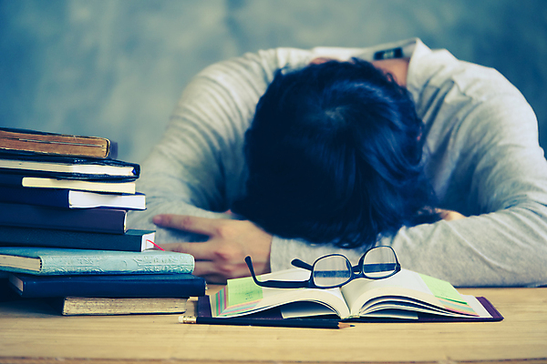 포토 JPG 해외이미지 1 학생 라이프스타일 교육 남자 안경 백그라운드 컨셉 학교 탁자 휴식 피곤 사람 앉기 성인 사람없음 10대 책 학습 스터디 머리 쌓기 시험 정보 잠 업무 도서관 책상 교과서 대학교 문학 해외202008 해외포토 잡화 가구 모션 청소년 교재 생활 신체부위 작업 파일형식