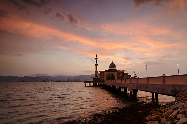 포토 JPG 해외이미지 구름 외관 아시아 종교 문화 바다 여행 백그라운드 건축양식 하늘 사람없음 건물 가로 햇빛 황혼 일몰 이슬람교 모스크 말레이시아 명승지 신앙심 해외202008 해외포토 자연요소 건축물 건축 나라 풍경 태양 노을 파일형식