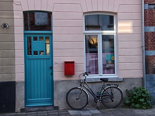 포토 JPG 해외이미지 벽 건축양식 주택 사람없음 햇빛 문 해외202008 해외포토 건축 건물 태양 파일형식