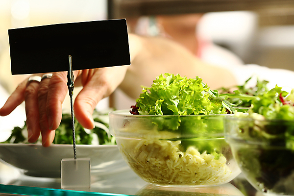 포토 JPG 해외이미지 직업 접시 손 남자 음식 백그라운드 유니폼 채소 재료 호텔 관리 요리 사람 사람없음 장식 빨간색 주방 요식업 식당 요리사 식사 저녁식사 샐러드 신선 업무 고명 칼 맛 혼합 자르기 먹기 준비 상업 레시피 점심식사 해외202008 해외포토 식기 옷 산업 컬러 컨셉 모션 숙소 신체부위 상점 작업 파일형식