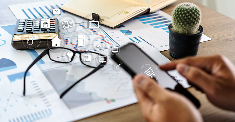 포토 JPG 해외이미지 손 돈 비즈니스 그래프 설계 사람 신체부위 금융 경제 컴퓨터 계산기 비즈니스맨 계산 분석 회계 계산서 세금 해외202008 해외포토 남자 컨셉 문구용품 전자제품 장비 직장인 재산 파일형식