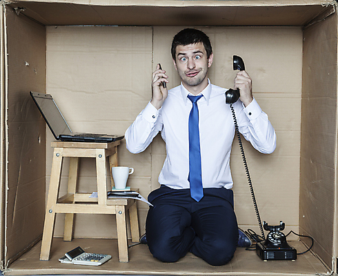 포토 JPG 해외이미지 전신 백인 남자 사다리 한명 앉기 성인 앞모습 노트북 상자 사무실 업무 비즈니스맨 무릎꿇기 갇힘 답답함 성인남자한명만 해외202008 해외포토 서양인 1 뷰포인트 비즈니스 모션 사람 전자제품 도구 작업 직장인 감각 남자한명만 성인남자만 파일형식