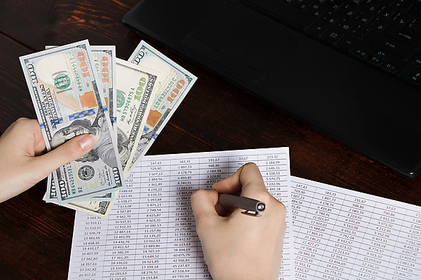 포토 JPG 해외이미지 손 지폐 돈 비즈니스 탁자 사람 신체부위 금융 경제 노트북 컴퓨터 달러 책상 계산서 세금 혜택 해외202008 해외포토 가구 전자제품 재산 파일형식