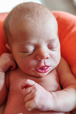 포토 JPG 해외이미지 백인 1 손 아들 얼굴 어린이 스포츠 컨셉 신체 가족 휴식 새로움 건강 관리 한명 사람 소년 파란색 주먹 꿈 흰색 침대 아기 신생아 잠 달콤 작음 담요 피부 기저귀 월 거짓말 걸음마 결백 천진난만 해외202008 해외포토 서양인 남자 컬러 가구 관계 모션 신체부위 아기용품 날짜 맛 크기 파일형식