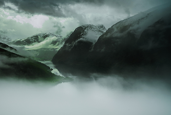 포토 JPG 해외이미지 구름 유럽 여행 자연 하늘 산 파노라마 풍경 경사 사람없음 여름 환경 계곡 등산 트래킹 하이킹 안개 바위 시골 황무지 고도 언덕 산등성이 서리 알프스 북쪽 웅장함 절정 해외202008 해외포토 자연요소 계절 나라 레저 날씨 촬영기법 돌_바위 방향 생태계 파일형식