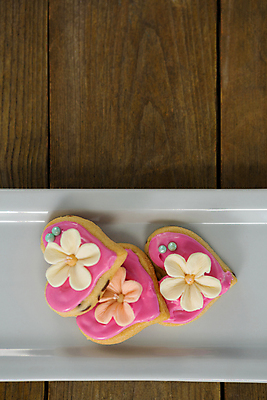 포토 JPG 해외이미지 접시 꽃무늬 디저트 사람없음 장식 쿠키 하트 해외202008 해외포토 모양 식기 꽃 음식 무늬 파일형식