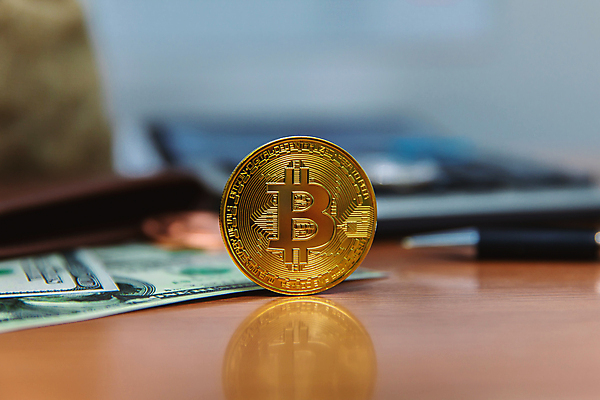 포토 JPG 해외이미지 분홍색 백그라운드 돈 인터넷 비즈니스 사람없음 금융 경제 파란색 노란색 달러 금속 디지털 동전 웹 저축 성장 원형 시장 황금 은색 주식 발굴 오브젝트 무역 투자 전자 커뮤니티 가치 토막 가상 해외202008 해외포토 도형 산업 컬러 재질 재산 파일형식