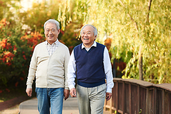 포토 JPG 주간 나무 공원 할아버지 노년 단풍 대화 미소 웃음 상반신 취미 야외 두명 앞모습 친구 실버라이프 걷기 우정 산책 한국인 가을 은퇴 70대 노인남자만 오팔세대 액티브시니어 국내포토 자연요소 식물 라이프스타일 계절 공공시설 남자 뷰포인트 잎 관계 모션 휴식 표정 말하기 사람 동양인 성인 세대 남자만 노인만 파일형식