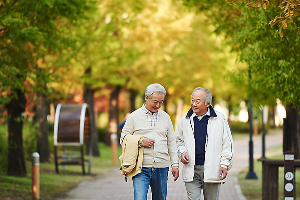포토 JPG 주간 나무 공원 할아버지 노년 단풍 대화 미소 웃음 상반신 취미 야외 두명 앞모습 친구 실버라이프 걷기 우정 산책 한국인 가을 은퇴 70대 노인남자만 오팔세대 액티브시니어 국내포토 자연요소 식물 라이프스타일 계절 공공시설 남자 뷰포인트 잎 관계 모션 휴식 표정 말하기 사람 동양인 성인 세대 남자만 노인만 파일형식