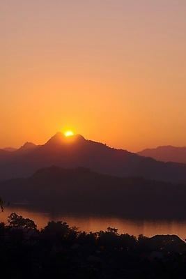 포토 JPG 해외이미지 실루엣 아시아 백그라운드 오렌지 하늘 날씨 조명 산 그림자 풍경 사람없음 야외 물 강 햇빛 태양 어둠 황혼 일몰 새벽 안개 저녁 라오스 막 해외202008 해외포토 자연요소 나라 과일 촬영기법 노을 야간 파일형식