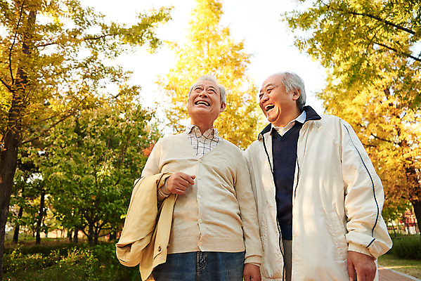 포토 JPG 주간 나무 공원 할아버지 노년 로우앵글 단풍 대화 서기 미소 웃음 상반신 취미 야외 두명 앞모습 친구 실버라이프 우정 산책 한국인 가을 은퇴 70대 노인남자만 오팔세대 액티브시니어 국내포토 자연요소 식물 라이프스타일 계절 공공시설 남자 뷰포인트 잎 관계 모션 휴식 표정 말하기 사람 동양인 성인 세대 남자만 노인만 파일형식