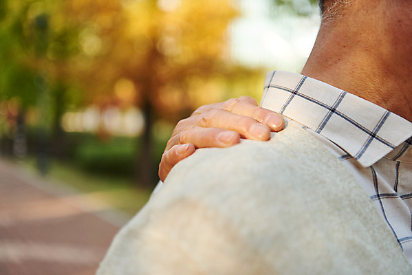 포토 JPG 주간 나무 공원 할아버지 노년 단풍 대화 앉기 근접촬영 상반신 취미 야외 두명 옆모습 아웃포커스 친구 실버라이프 우정 산책 한국인 가을 은퇴 70대 격려 노인남자만 국내포토 자연요소 식물 라이프스타일 계절 공공시설 남자 감정 뷰포인트 잎 관계 모션 휴식 촬영기법 말하기 사람 동양인 성인 남자만 노인만 파일형식