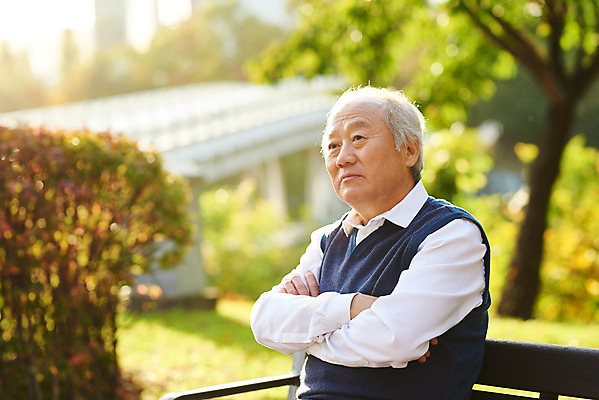 포토 JPG 주간 응시 공원 할아버지 노년 남자 벤치 건강 한명 앉기 상반신 야외 옆모습 실버라이프 팔짱 한국인 가을 고독 은퇴 고민 70대 독거노인 우울증 노인남자한명만 국내포토 자연요소 1 라이프스타일 시선 계절 공공시설 감정 뷰포인트 의자 모션 사람 동양인 성인 질병 남자한명만 노인남자만 파일형식