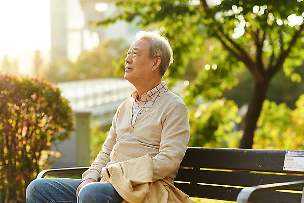 포토 JPG 주간 응시 공원 할아버지 노년 남자 벤치 건강 한명 앉기 상반신 야외 옆모습 실버라이프 한국인 가을 고독 은퇴 고민 70대 독거노인 우울증 노인남자한명만 국내포토 자연요소 1 라이프스타일 시선 계절 공공시설 감정 뷰포인트 의자 모션 사람 동양인 성인 질병 남자한명만 노인남자만 파일형식