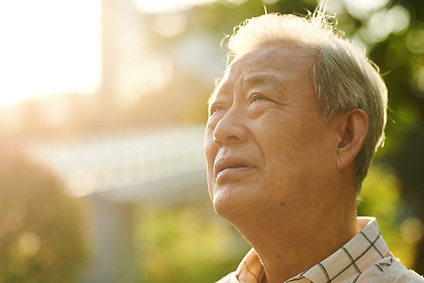 포토 JPG 주간 공원 할아버지 노년 남자 얼굴 건강 한명 앉기 근접촬영 상반신 야외 옆모습 실버라이프 한국인 가을 고독 은퇴 고민 70대 독거노인 우울증 노인남자한명만 국내포토 자연요소 1 라이프스타일 계절 공공시설 감정 뷰포인트 모션 사람 동양인 성인 신체부위 질병 남자한명만 노인남자만 파일형식