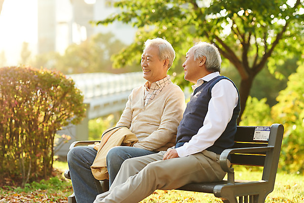 포토 JPG 주간 나무 공원 할아버지 노년 벤치 대화 웃음 앉기 상반신 취미 야외 두명 옆모습 친구 실버라이프 우정 산책 한국인 가을 은퇴 즐거움 70대 노인남자만 국내포토 자연요소 식물 라이프스타일 계절 공공시설 남자 감정 뷰포인트 의자 관계 모션 휴식 표정 말하기 사람 동양인 성인 남자만 노인만 파일형식