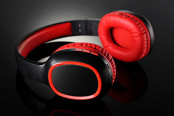 포토 JPG 해외이미지 음악 이어폰 사람없음 빨간색 반사 디지털 검은색 헤드폰 장비 무선전화기 오브젝트 오디오 블루투스 해외202008 해외포토 컬러 음향기기 문화예술 전자제품 전화기 파일형식