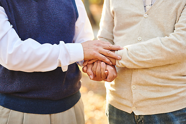 포토 JPG 주간 나무 공원 할아버지 노년 단풍 근접촬영 상반신 취미 야외 두명 앞모습 친구 실버라이프 손잡기 우정 산책 한국인 가을 은퇴 70대 격려 위로 노인남자만 국내포토 자연요소 식물 라이프스타일 계절 공공시설 남자 감정 뷰포인트 잎 관계 모션 휴식 사람 동양인 성인 남자만 노인만 파일형식