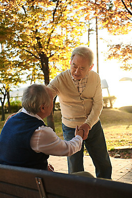 포토 JPG 주간 나무 공원 할아버지 노년 단풍 서기 앉기 상반신 취미 야외 두명 앞모습 친구 실버라이프 우정 산책 한국인 가을 은퇴 70대 격려 위로 노인남자만 국내포토 자연요소 식물 라이프스타일 계절 공공시설 남자 감정 뷰포인트 잎 관계 모션 휴식 사람 동양인 성인 남자만 노인만 파일형식