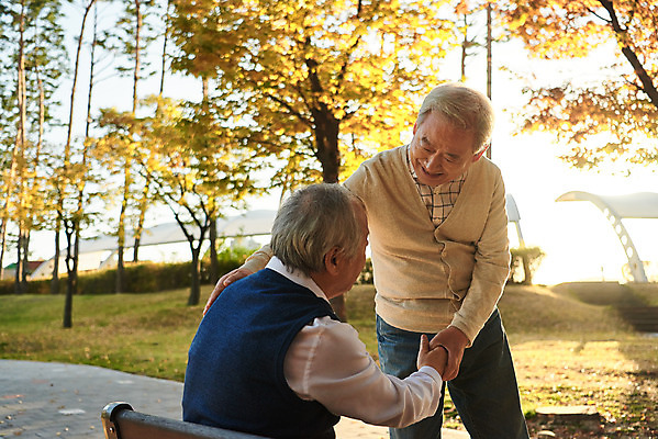 포토 JPG 주간 나무 공원 할아버지 노년 단풍 서기 앉기 상반신 취미 야외 두명 앞모습 친구 실버라이프 우정 산책 한국인 가을 은퇴 70대 격려 위로 노인남자만 국내포토 자연요소 식물 라이프스타일 계절 공공시설 남자 감정 뷰포인트 잎 관계 모션 휴식 사람 동양인 성인 남자만 노인만 파일형식